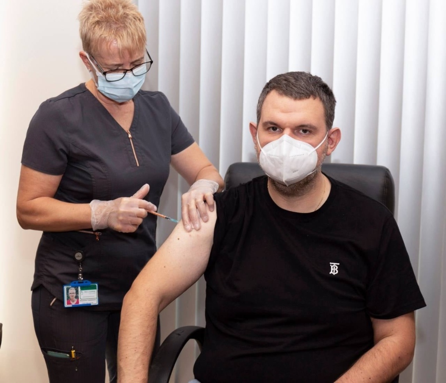 Делян Пеевски и Йордан Цонев си поставиха трета доза ваксина срещу COVID-19